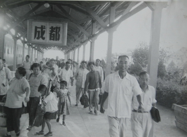 在火车站迎接来自全国各地的大批师生员工家属.jpg